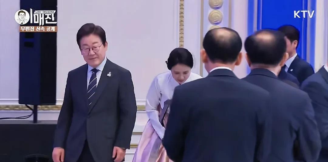 李在明当选总统后，金惠景也忙起来。夫妻两人现身国家有功者表彰宴会活动。这次金惠