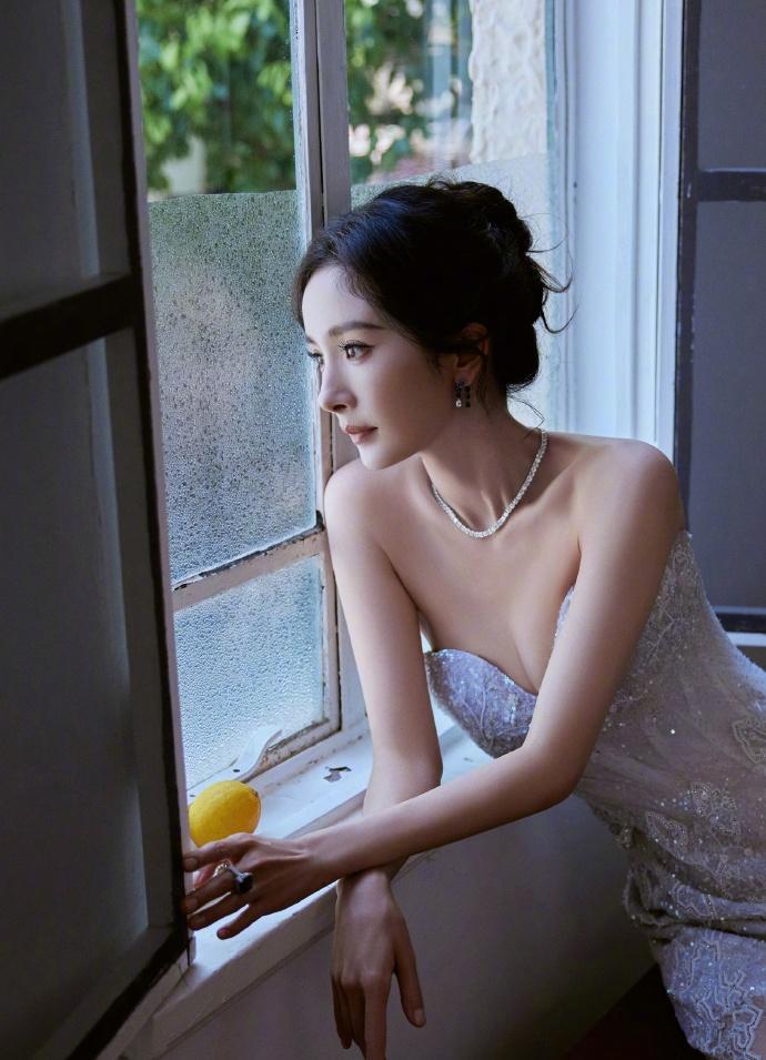 杨幂《柠檬与白纱》窗玻璃蒙着一层雾你把柠檬举到鼻尖像捧着一整个夏天的