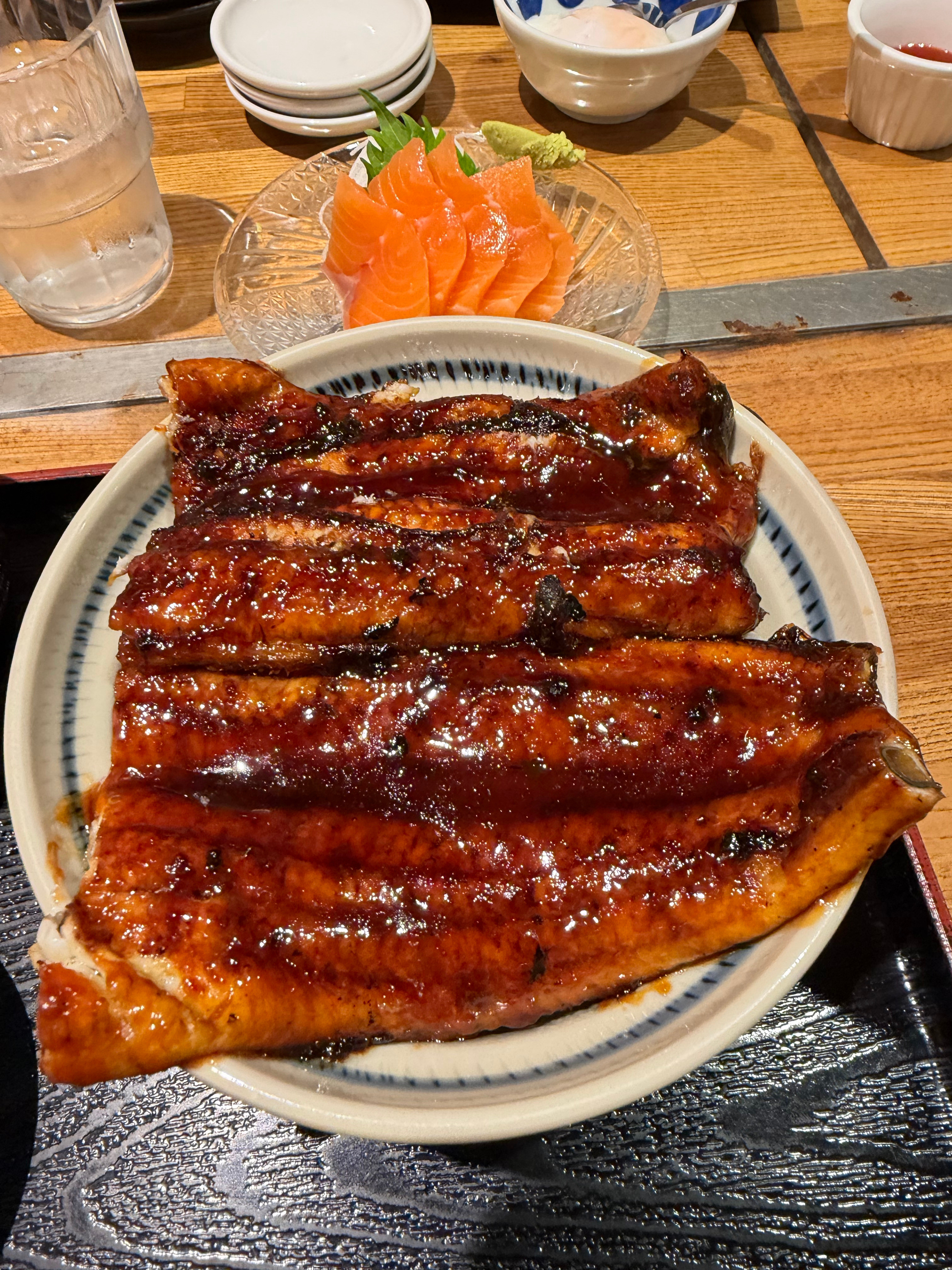 小镇随便走进一家店，吃个鳗鱼饭，新鲜现杀做，3000多日元好像还行哦，上次东京吃