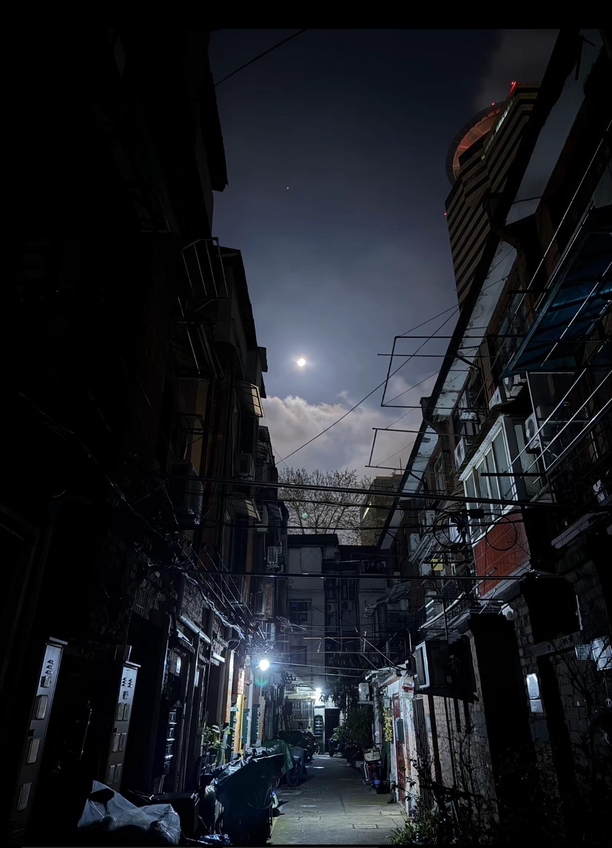 为什么夜晚的天空是黑的？这听起来像个傻问题——天黑了当然就是黑的啊。但科学家告诉