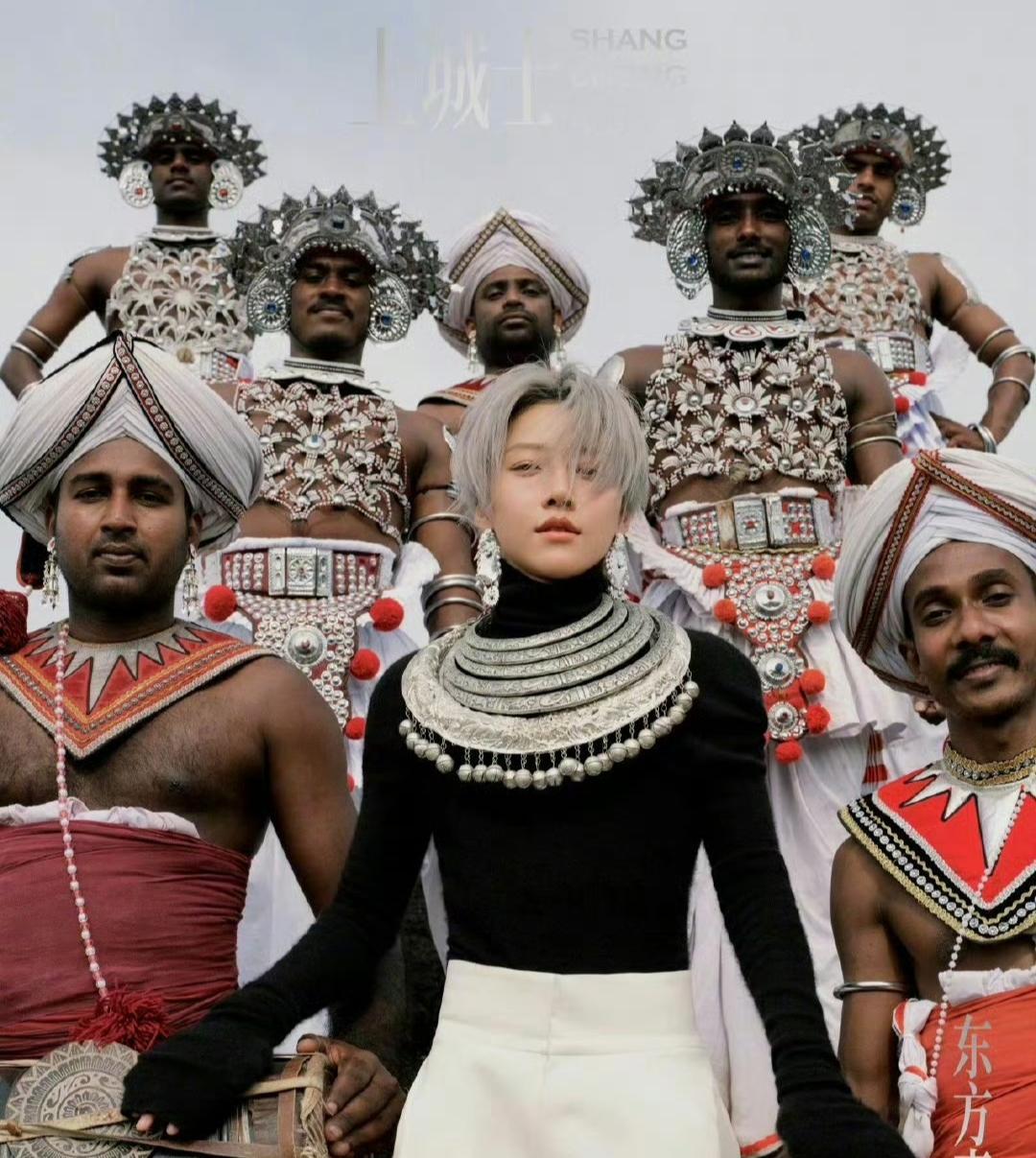 刘雨昕这组《上城士》3月刊，有点意思。银白发丝衬着清冽眉眼，层叠的银饰在颈