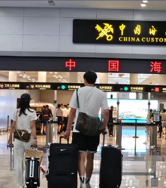 说好的训练呢？杨瀚森竟陪女友新疆旅游去了！男篮队友们5号亚洲杯了，你这时候去不