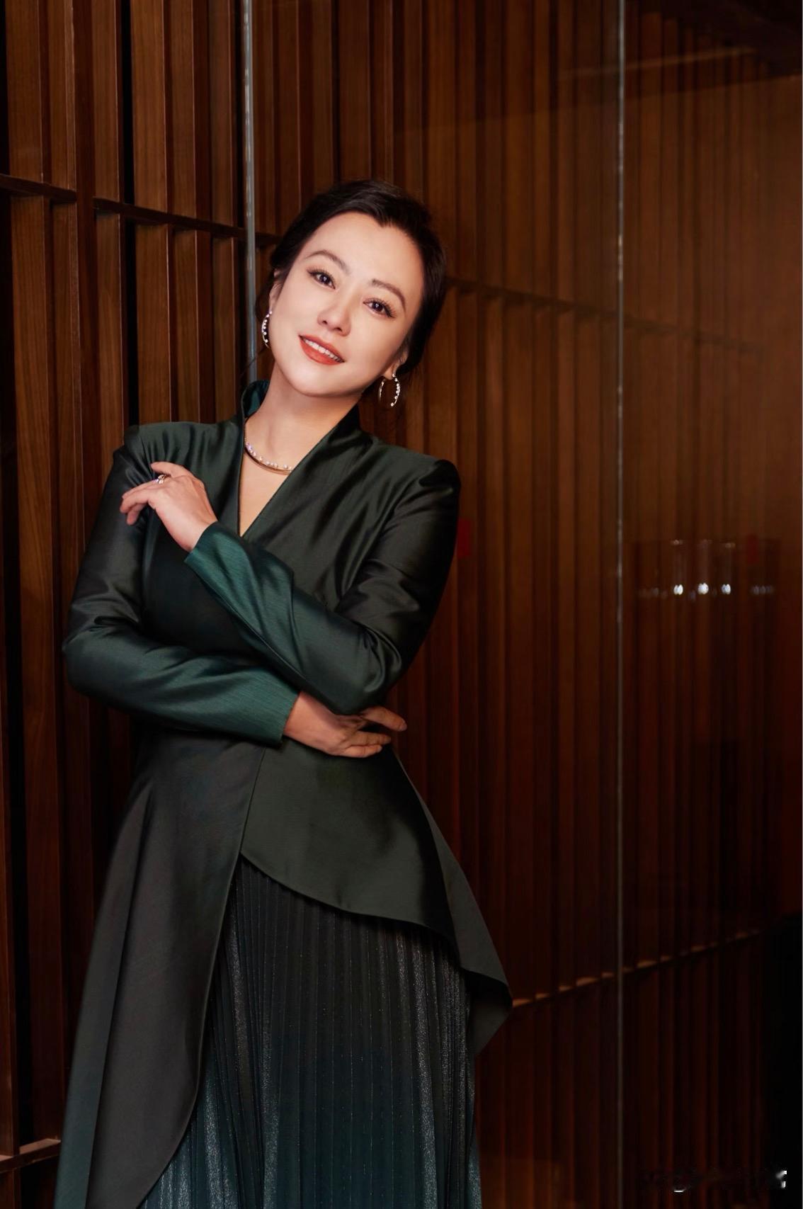 1.纪凌尘参与综艺录制心态十分松弛，不会过多设限，即便节目组按照剧本安排玩梗制