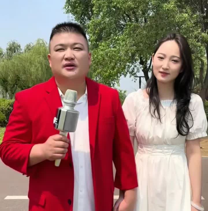 草帽姐老公李超牵手别的女人合唱搀扶，昔日夫妻情何去何从？不得不说，李超歌唱得