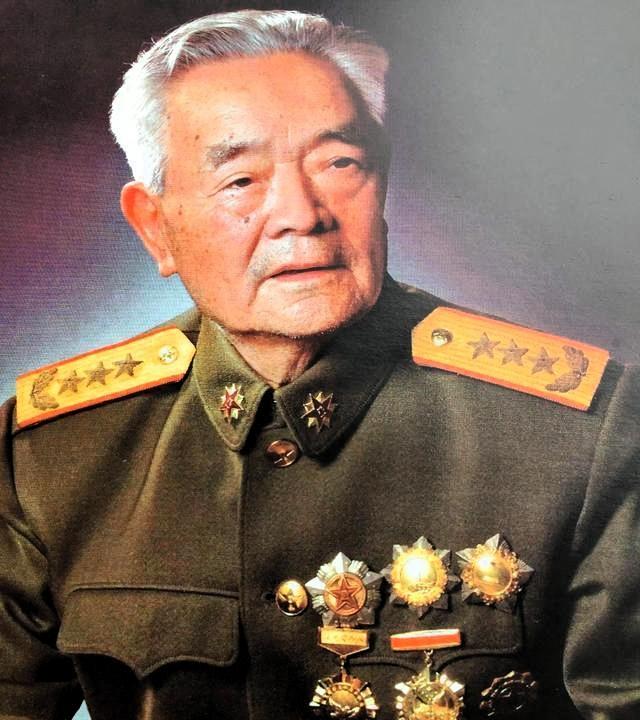 万海峰早年是红28军高敬亭身边警卫员。1937年部队改编为新四军第四支队。193