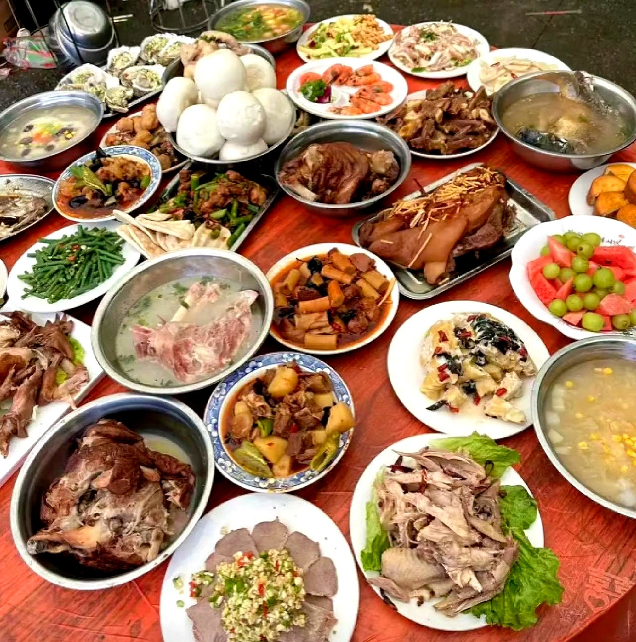 国庆节一大家子聚一块儿，本来挺高兴的事儿，结果因为养老钱的事儿，饭桌上直接吵翻了