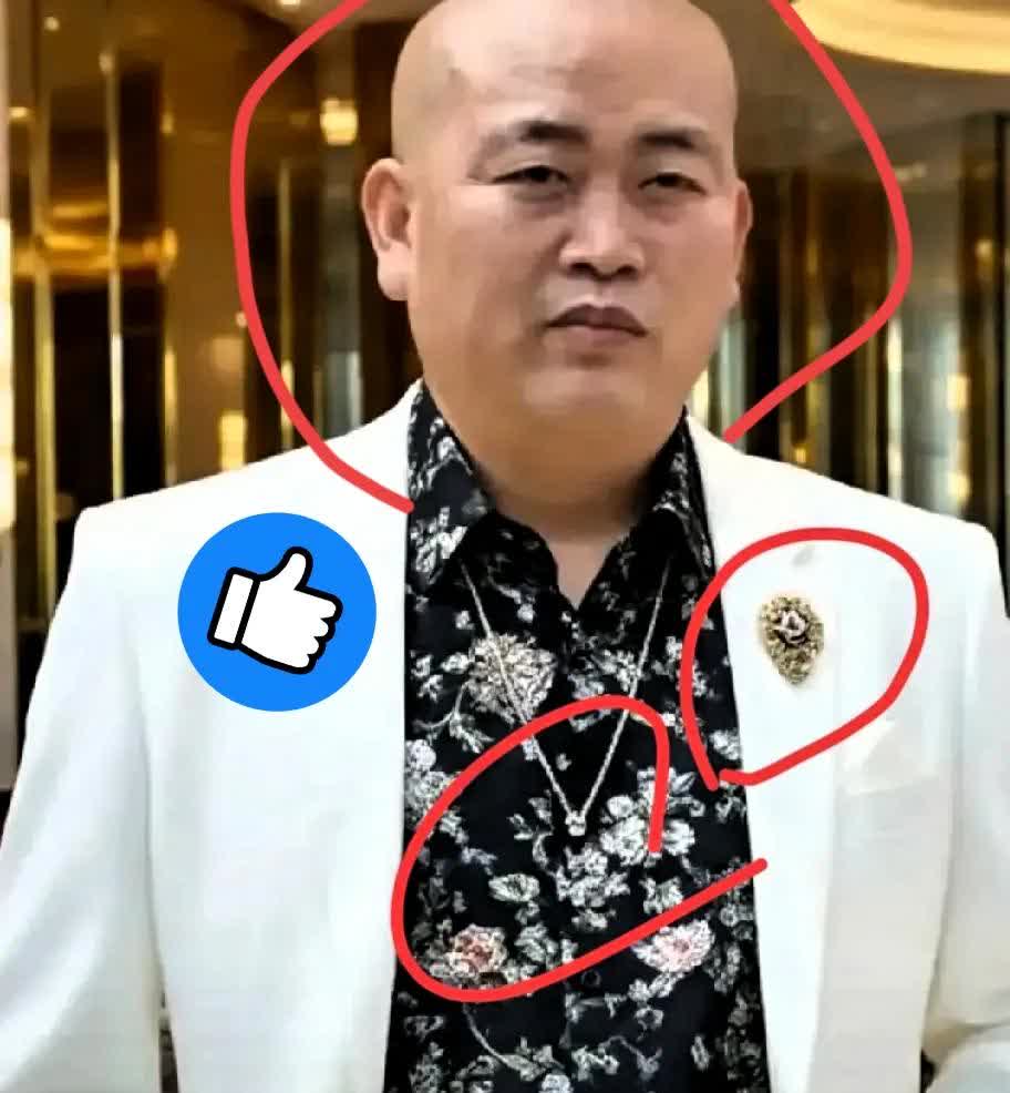 太不可思议了叭这个穿着时尚又洋气，一脸端庄和慈祥光头中年，还以为是成功的企业