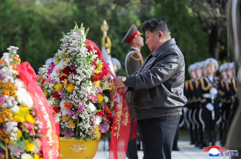 10月24号，金正恩凭吊中国志愿军烈士陵园，敬献花篮，向毛岸英烈士之墓敬献花朵，