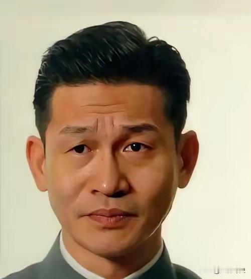 张艺谋曾两度向余皑磊递出橄榄枝：第一次问他“有个男三号，要不要演？”，他毫不犹豫