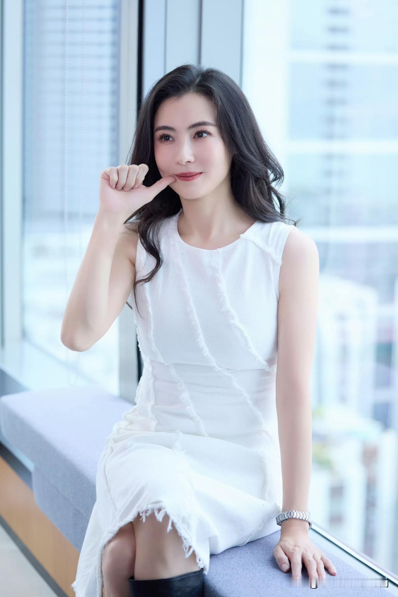 张柏芝全白系穿搭封神！简约高级感拉满✨张柏芝这三套全白穿搭太绝了！无袖毛边