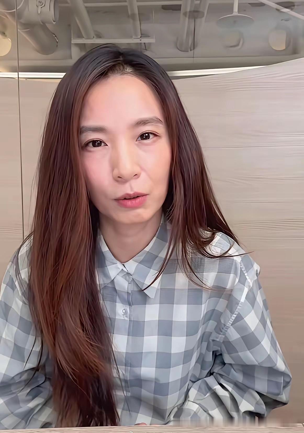 田馥甄真是越来越离谱了直播过程中，有粉丝在弹幕里留言，让她把衬衫最上面的第一颗