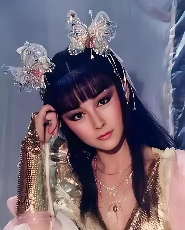 60年代，陈鸿烈同时喜欢上郑佩佩和潘迎紫。郑佩佩知道他脚踏两条船，立刻离开了他。