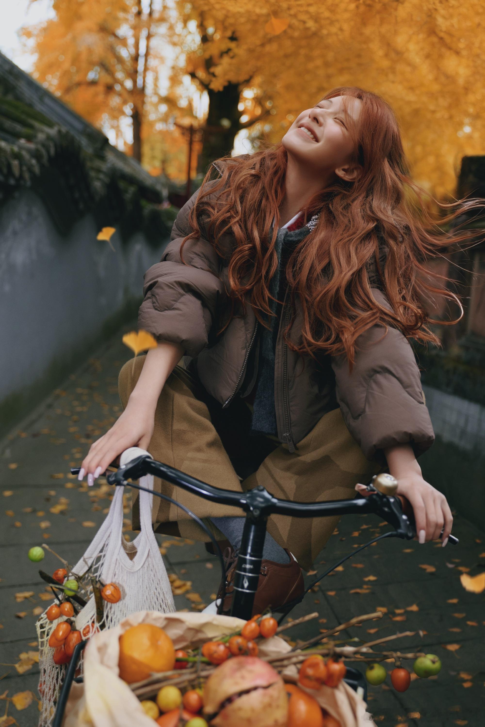 上城士确实很会拍。这几张可能是过去一年里赵露思最好看的照片之一了，漂亮又有生活气