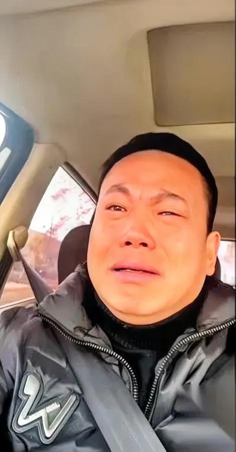 南京男子哭着喊后悔！离婚三年突然崩溃了他曾嫌前妻素面朝天，转头娶了爱打扮