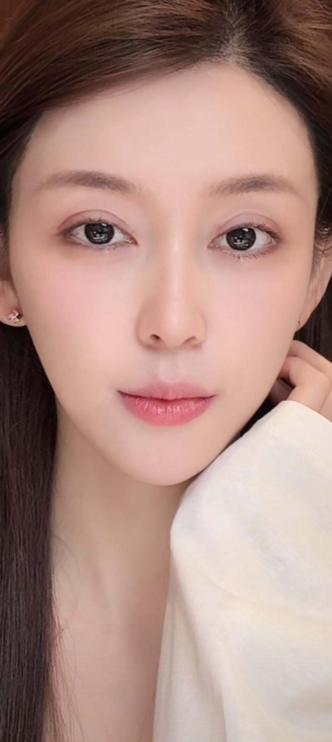 这位美女真温柔，眼睛好大。