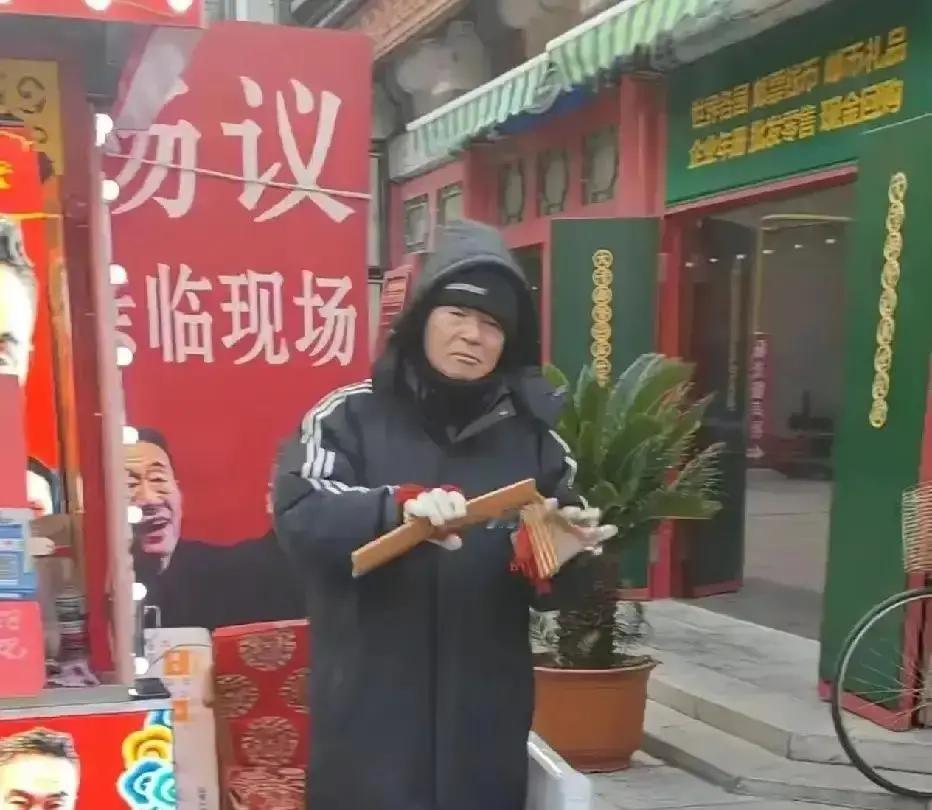 侯耀华直播暗讽“嘴甜心黑”，弹幕瞬间刷爆杨议名字。老艺术家公开开炮，这开场就够