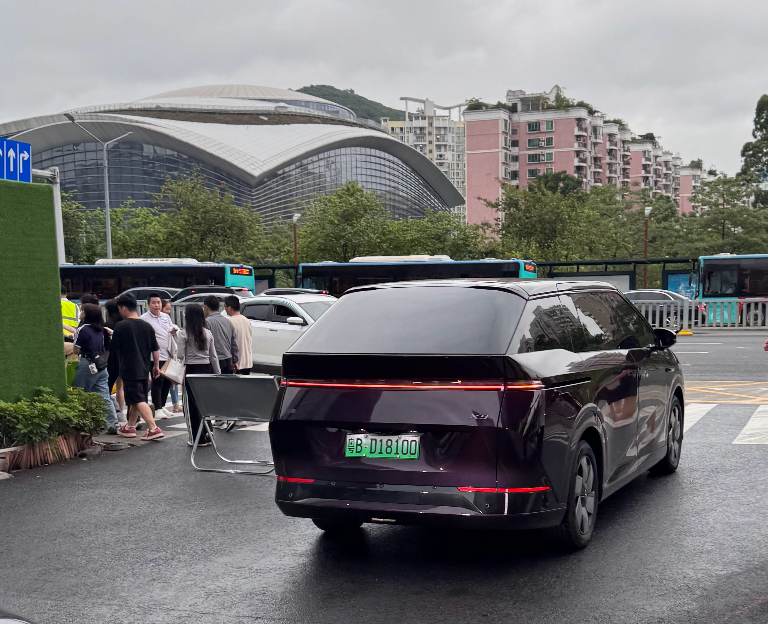 碰到一台小鹏X9！辨识度拉满！星云紫这颜色很靓啊！​​​