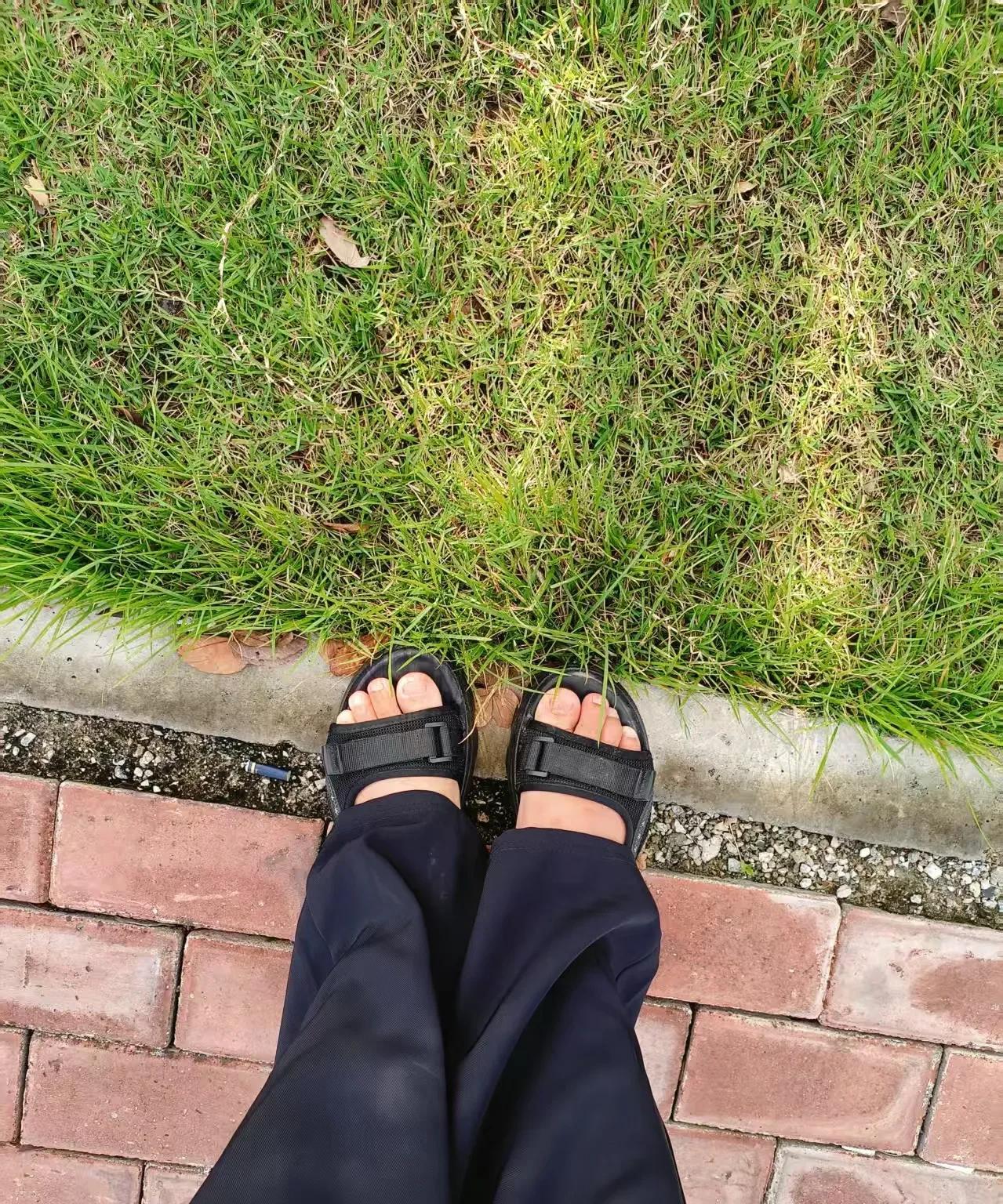 我小孩就只有一双能穿去幼儿园的凉鞋，很多人都在喷我，说我孩子可怜，有这样的父母。