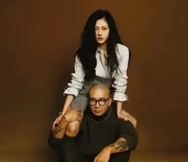 开始以为这照片是一张，最后发现是一组。光头也挺倒霉的，难怪滞留台北迟迟不归，让他