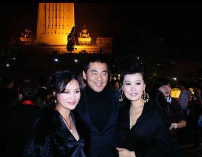 没想到谭晶和蒋勤勤居然是闺蜜！有网友晒出两人20年前的合影，感觉像是在当年的