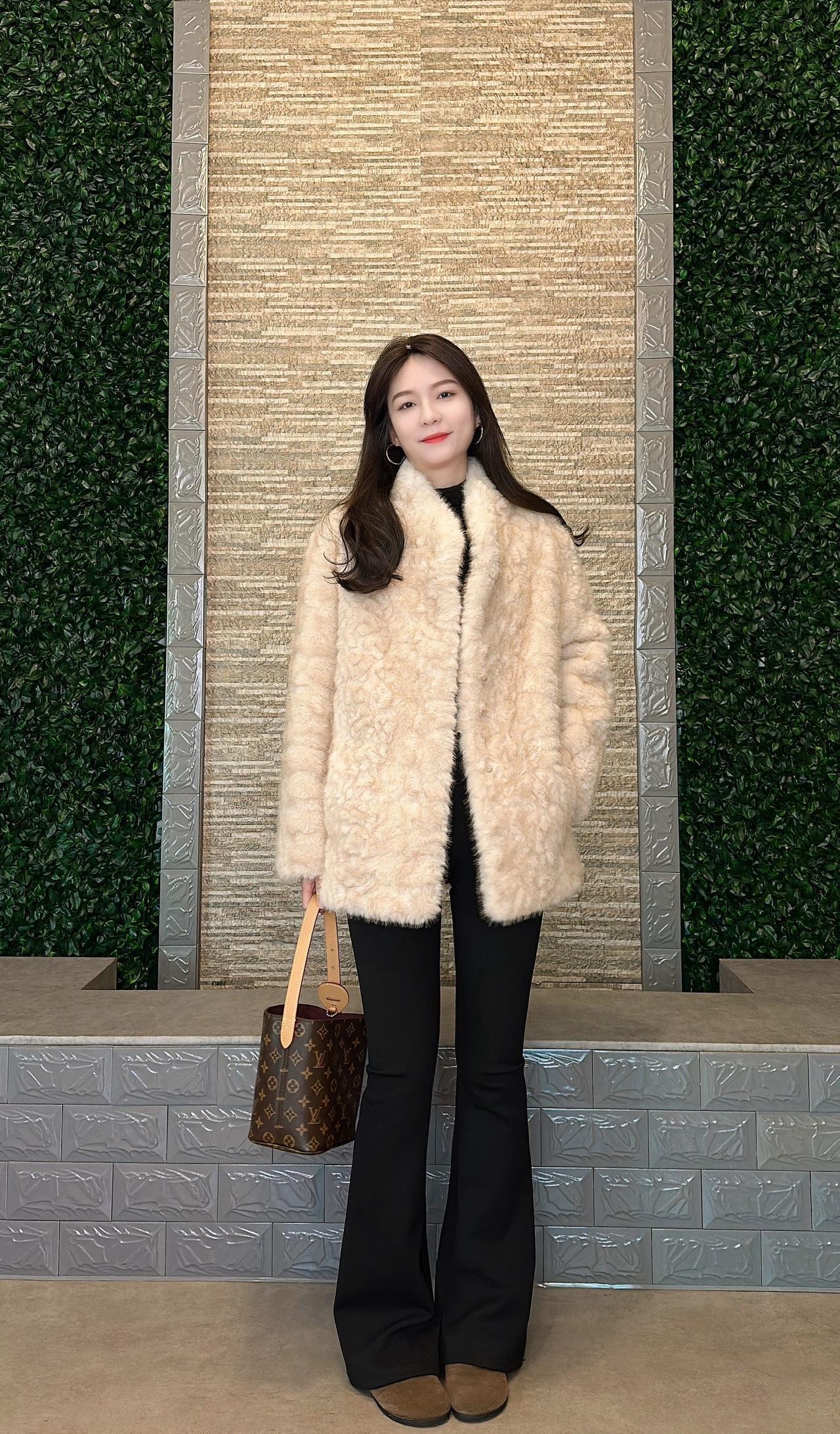 后来我知道只要我内心足够强大足够洒脱那害怕失去的就是别人毛毛外套冬季穿搭