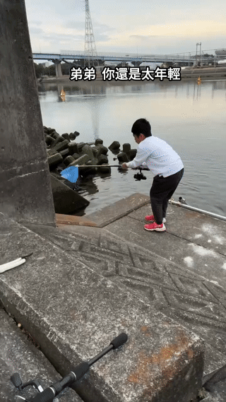 小男孩在河边钓到一条大鱼！结果在关键时刻，鱼竿突然断了？看小男孩最后脸上的表