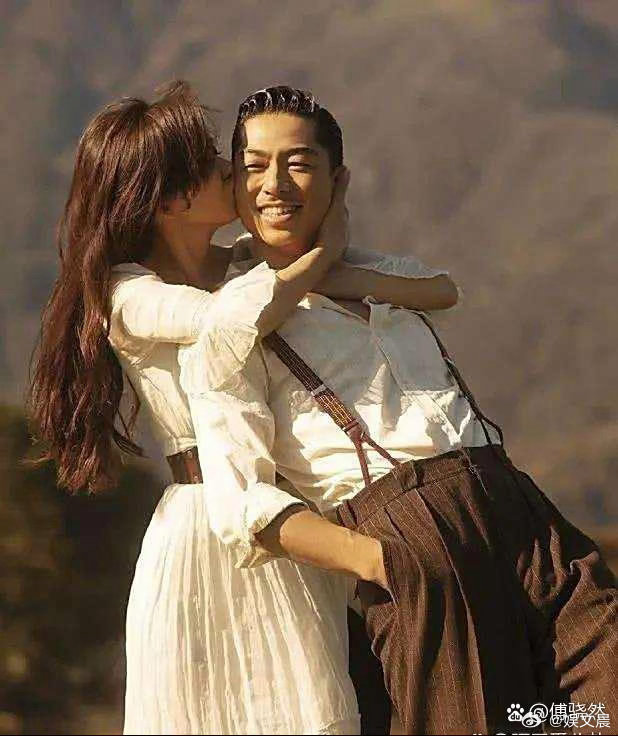 林志玲与黑泽良平拍摄夫妻写真，温柔依偎在伴侣身旁，神态娇羞柔美，幸福感溢于言表。