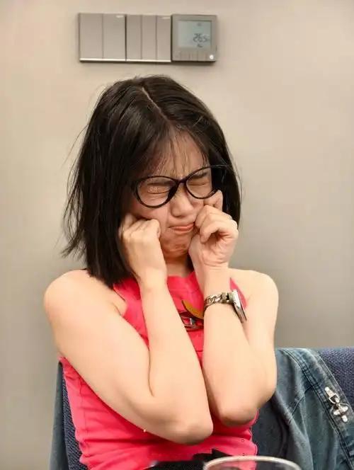 闺蜜小两口闹离婚，我问她发生了什么？闺蜜神秘兮兮的说：“上个月，我在他座驾里偷