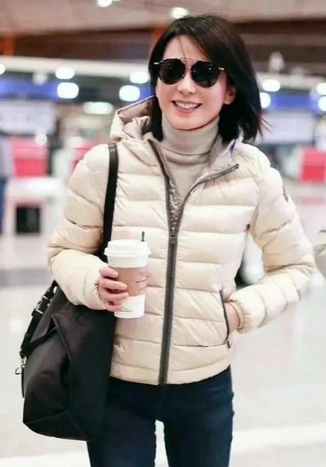 俞飞鸿冬日机场穿搭绝了！松弛高级感直接封神俞飞鸿这波冬日机场穿搭把“松弛高