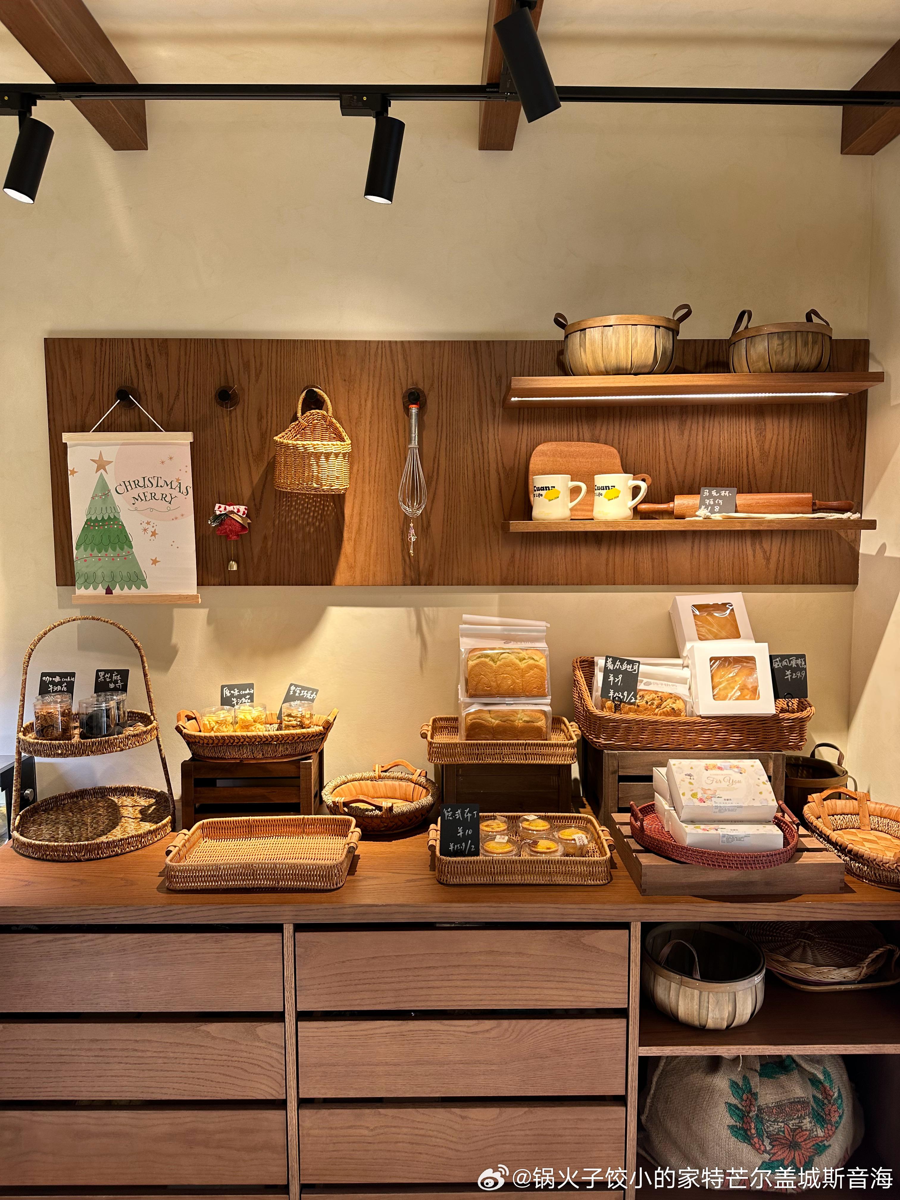 团子的店什么时候出咖啡了？看着还挺美！最想吃的小面包没有了，白来了！但我还是去c