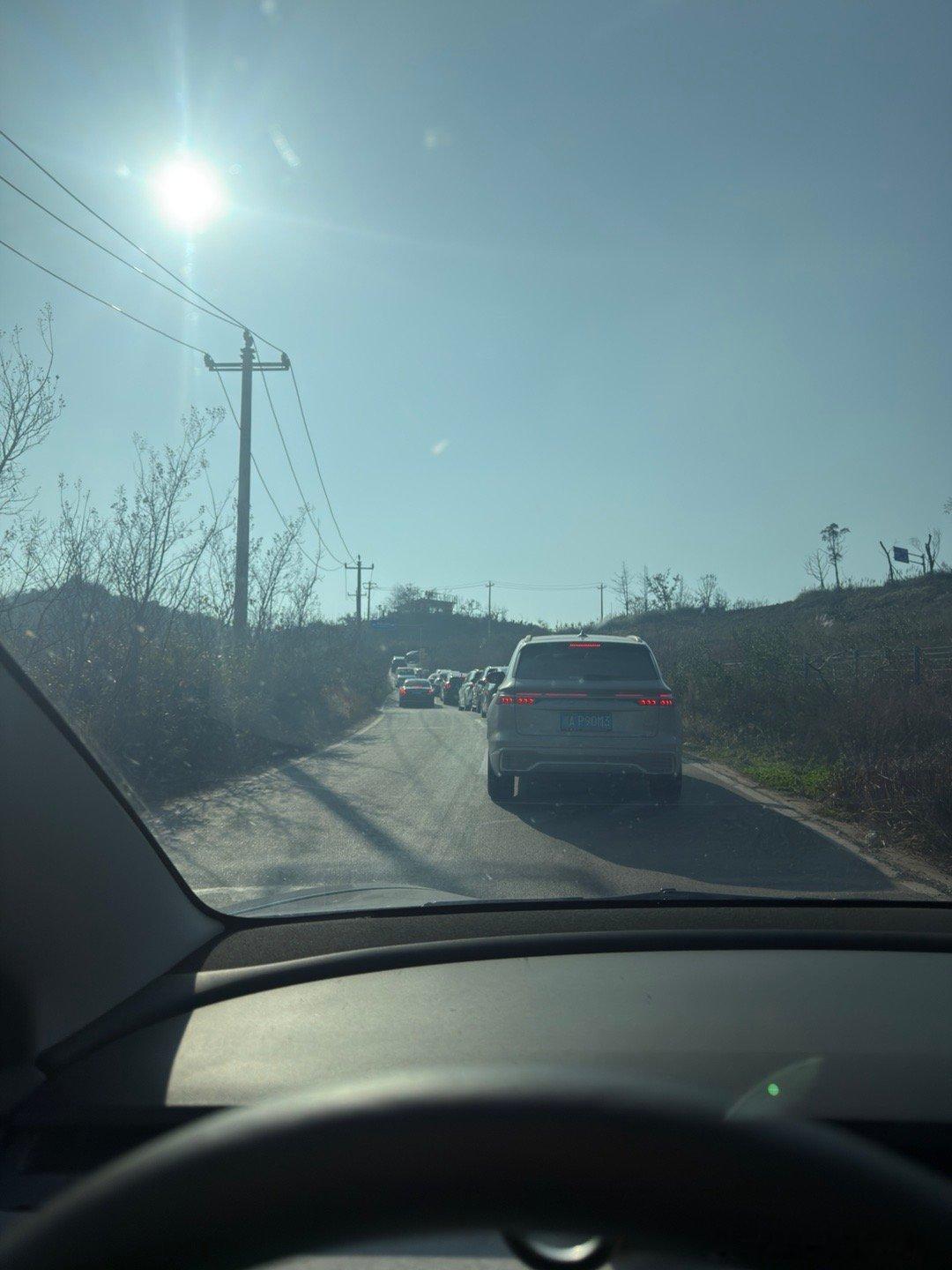 上山堵车了，这个时候总会有素质低的傻子逆行过去，比如说现在这个奔驰E成都·云顶