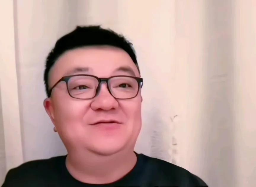 媒体人董路坚持认为，只有从小时候多赢球，长大后才能继续赢。在U17国足获得世少