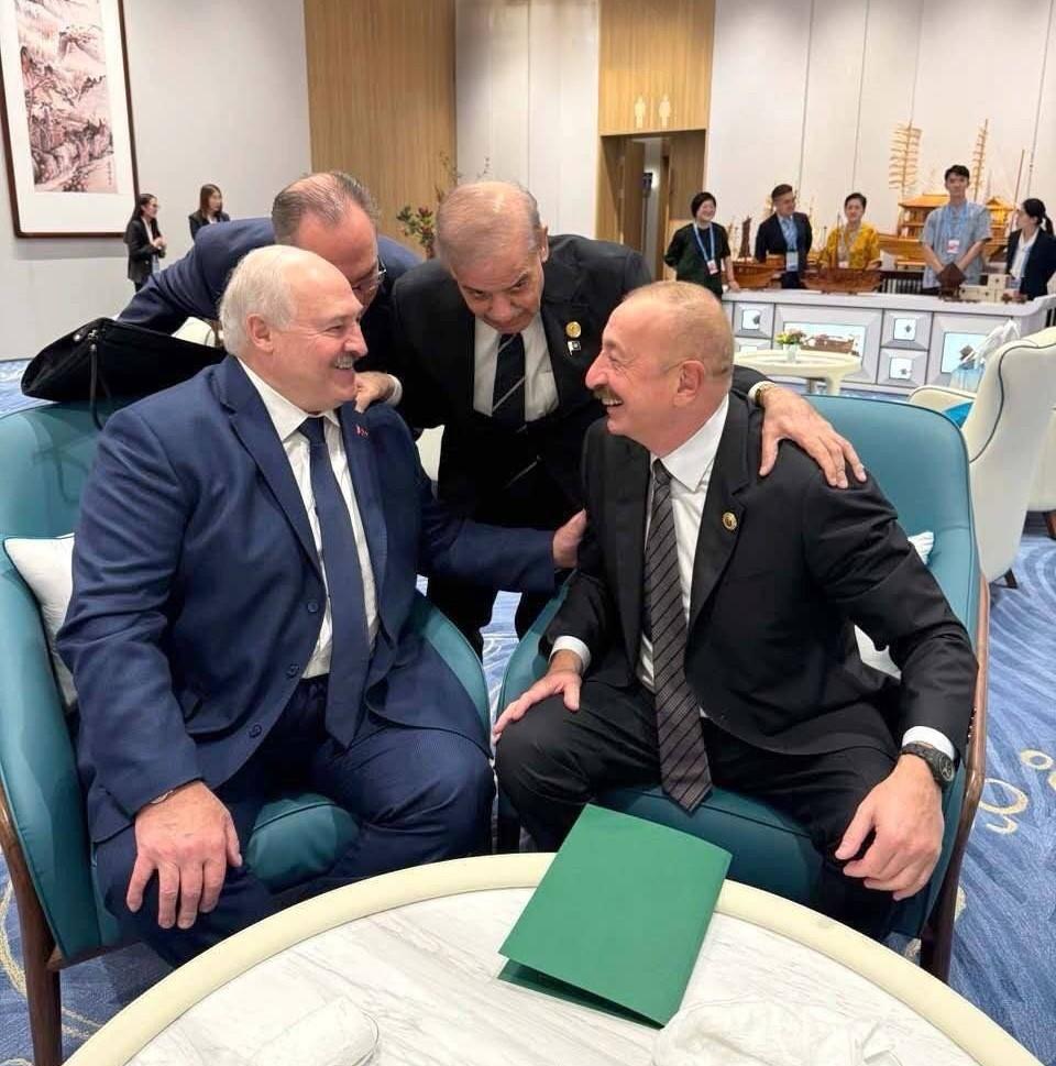 你俩聊啥呢？上合峰会期间，白俄罗斯总统卢卡申科和阿塞拜疆总统阿利耶夫紧邻而坐，喜