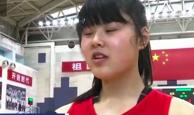 知名女篮国手李月汝在异国他乡不慎弄丢了护照，本以为补办赶不上行程只能自认倒霉，谁