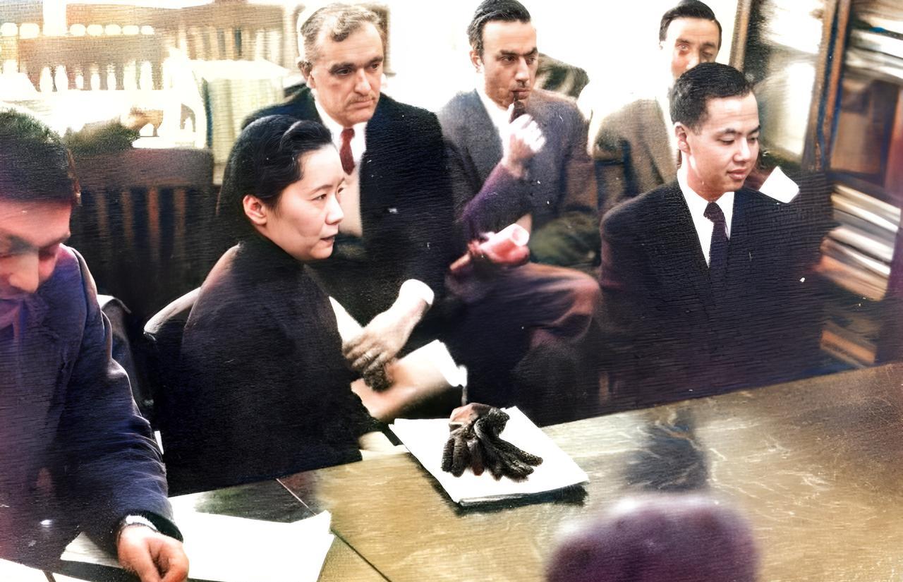这是1957年1月15日激动而振奋人心的时刻。会议上不论年龄大小，还是男女都是国