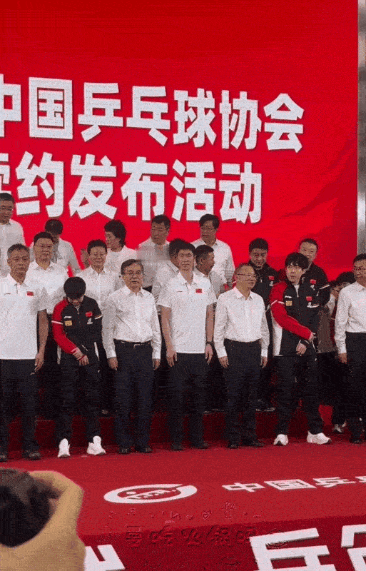 国乒和中国邮政的合照，王励勤就不应该站在中间！王皓最没有眼力劲！大力为何不适