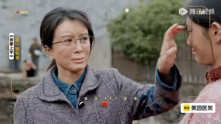 金巧巧本人都认不出的程度这竟然是当年的孔雀公主，真是岁月不饶人啊[捂眼睛]​​​