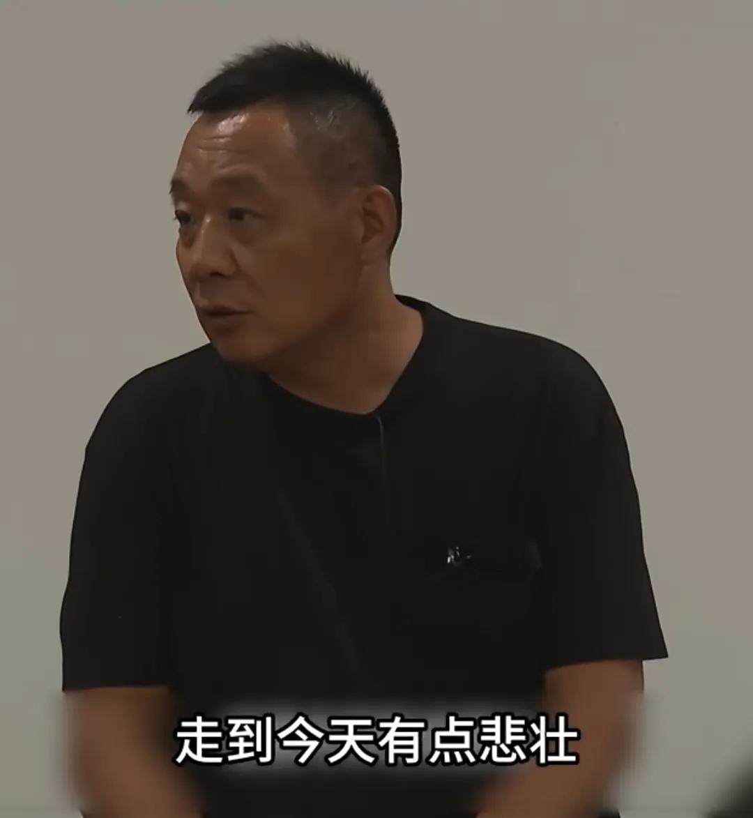 给于东来一个小小的建议：性情中人，不适合抛头露面。去年的一次员工会议上，他透露出