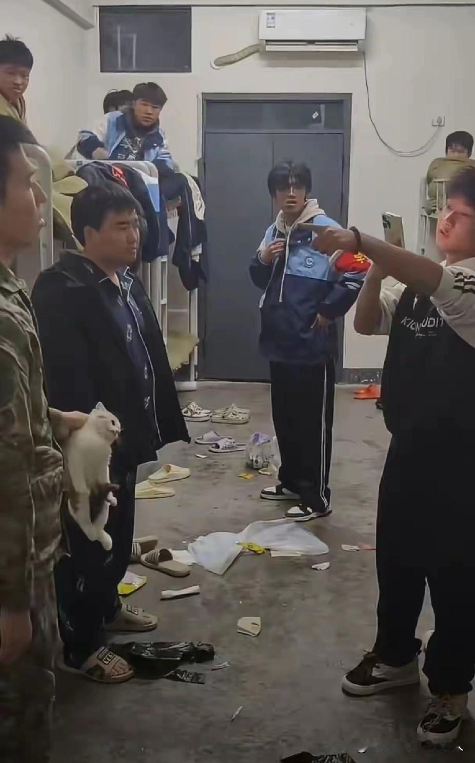 官方通报来了，摔死猫的管理员被开除。很多人关注，是因为网上那段十几秒的摔猫残