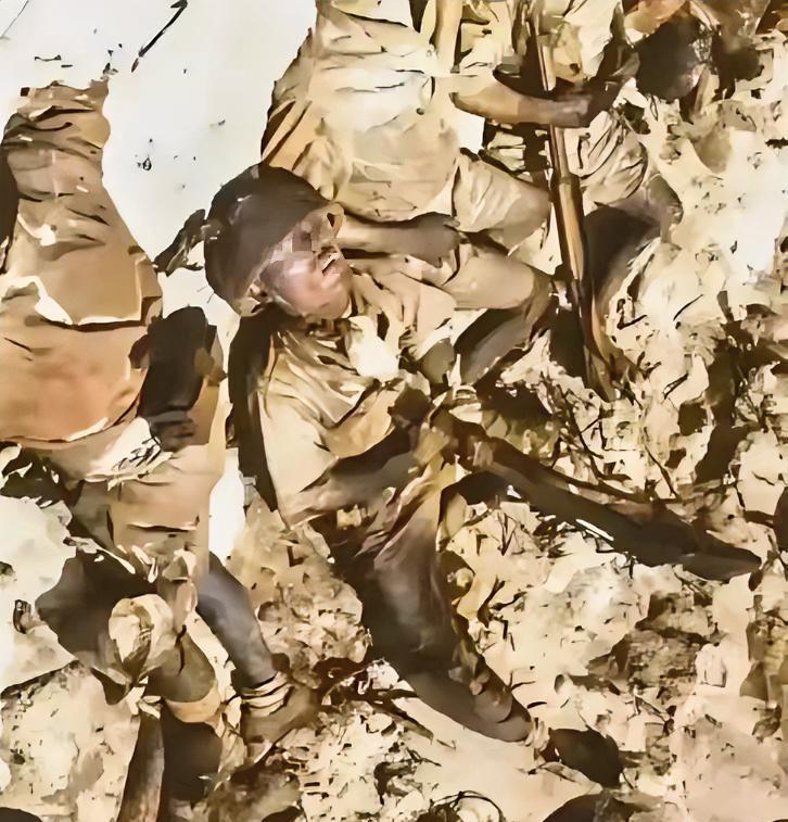 1945年，硫磺岛战役中，一名日本士兵躲藏在岩洞里不断地向美军打冷枪，美军只闻其