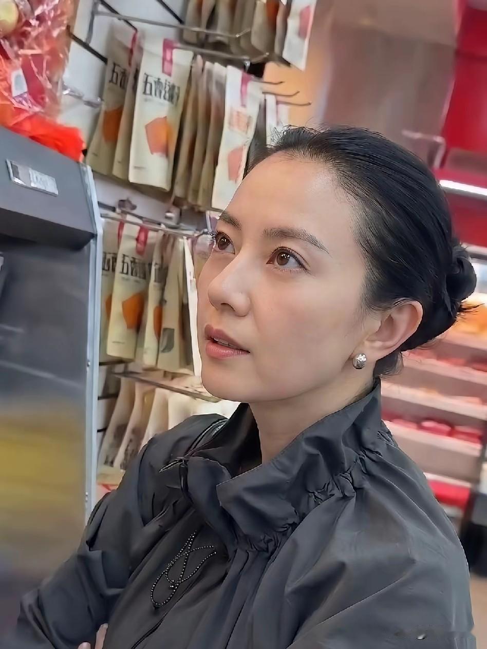 现实中的女神依旧是女神，这侧颜自有一番风骨。