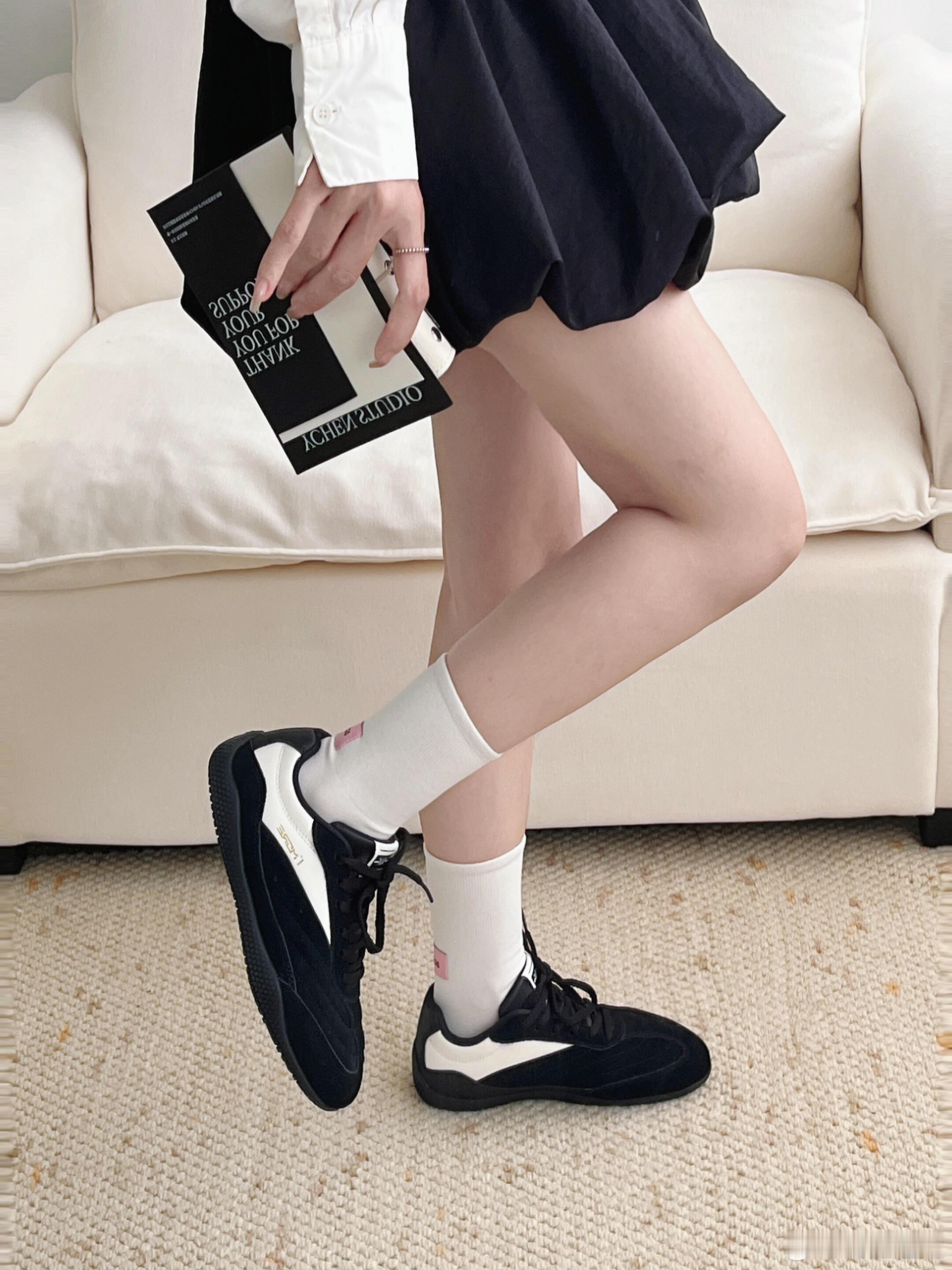 这是一双设计简约时尚的路易威登（LouisVuitton）休闲运动鞋。鞋身以质