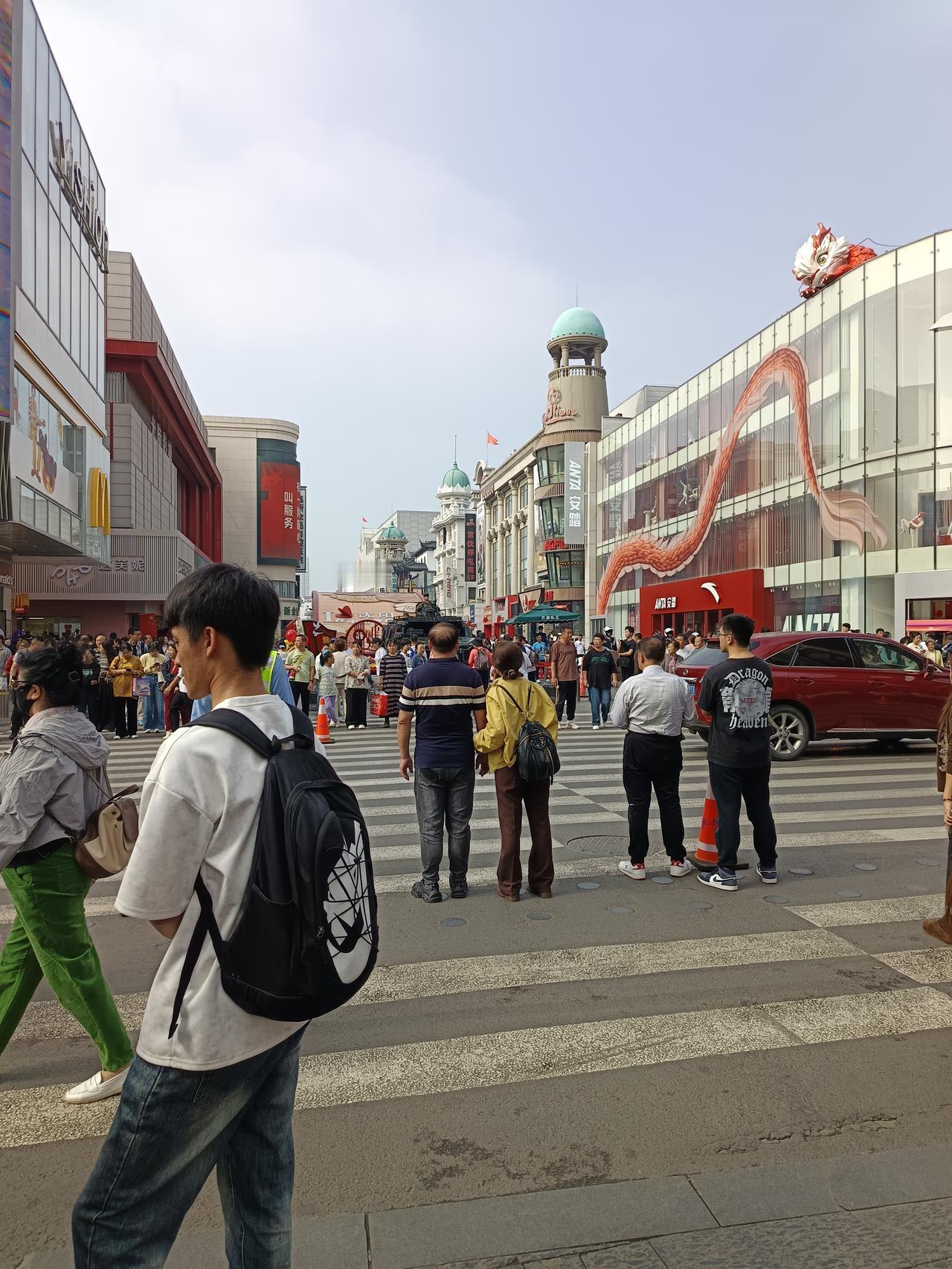 在辽宁省生活了20多年，这是我第一次在10月份穿短袖出门，而且走在街上还会出汗。