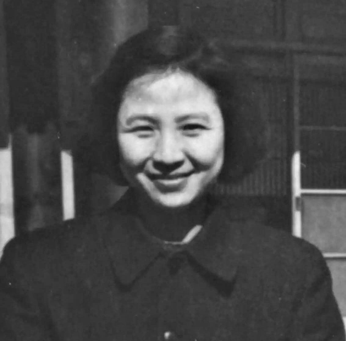 钱家楣，1927年生于北平，是延安（陕北）新华广播电台第一代核心女播音员，也是解