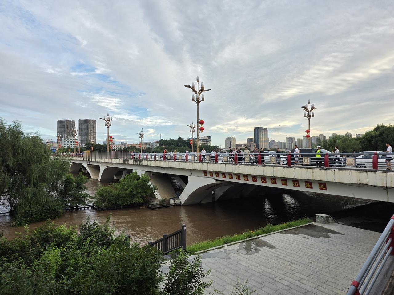抚顺这场暴雨下得太过疯狂。新华桥的千人大合唱已经停唱6天了。真心希望浑河的大水能