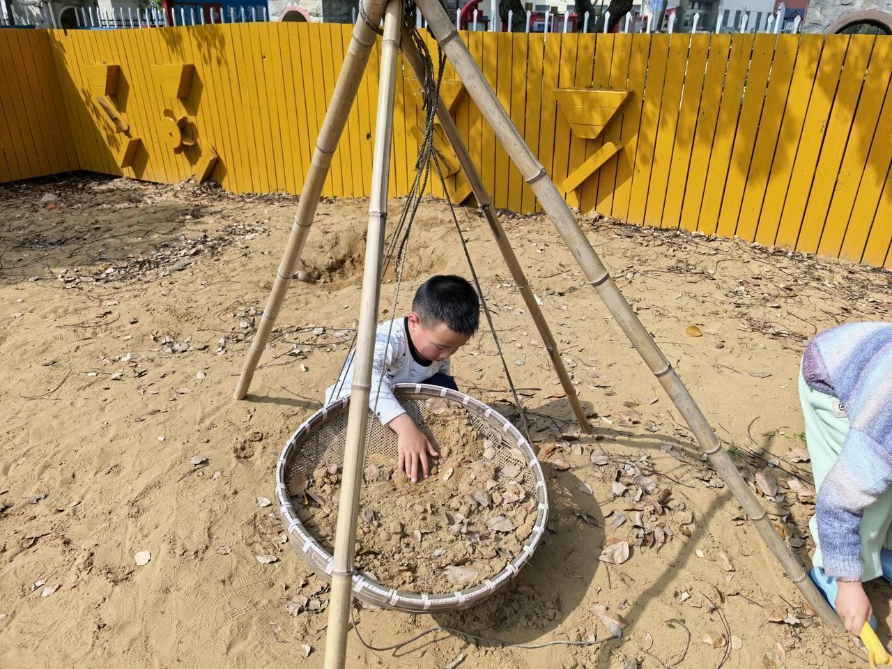 班级转来一个新生，从上海转过来，问起原因，说是幼儿园倒闭了，幼儿很少，不足以支付
