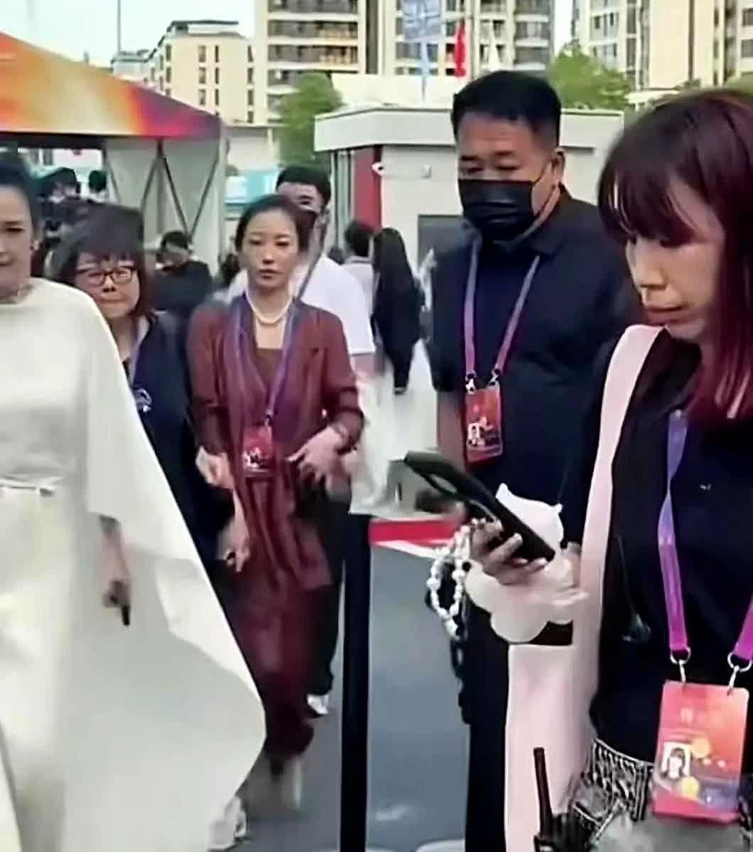 章子怡终于知道亲人的重要性，如今参加活动嫂子殷旭陪伴左右，章子怡曾经因为和汪峰结