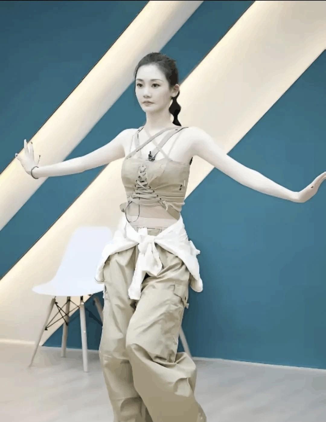 美女就是美女，这样的衣服穿在别的女演员身上就是土，但在她身上就是高级感。她的皮
