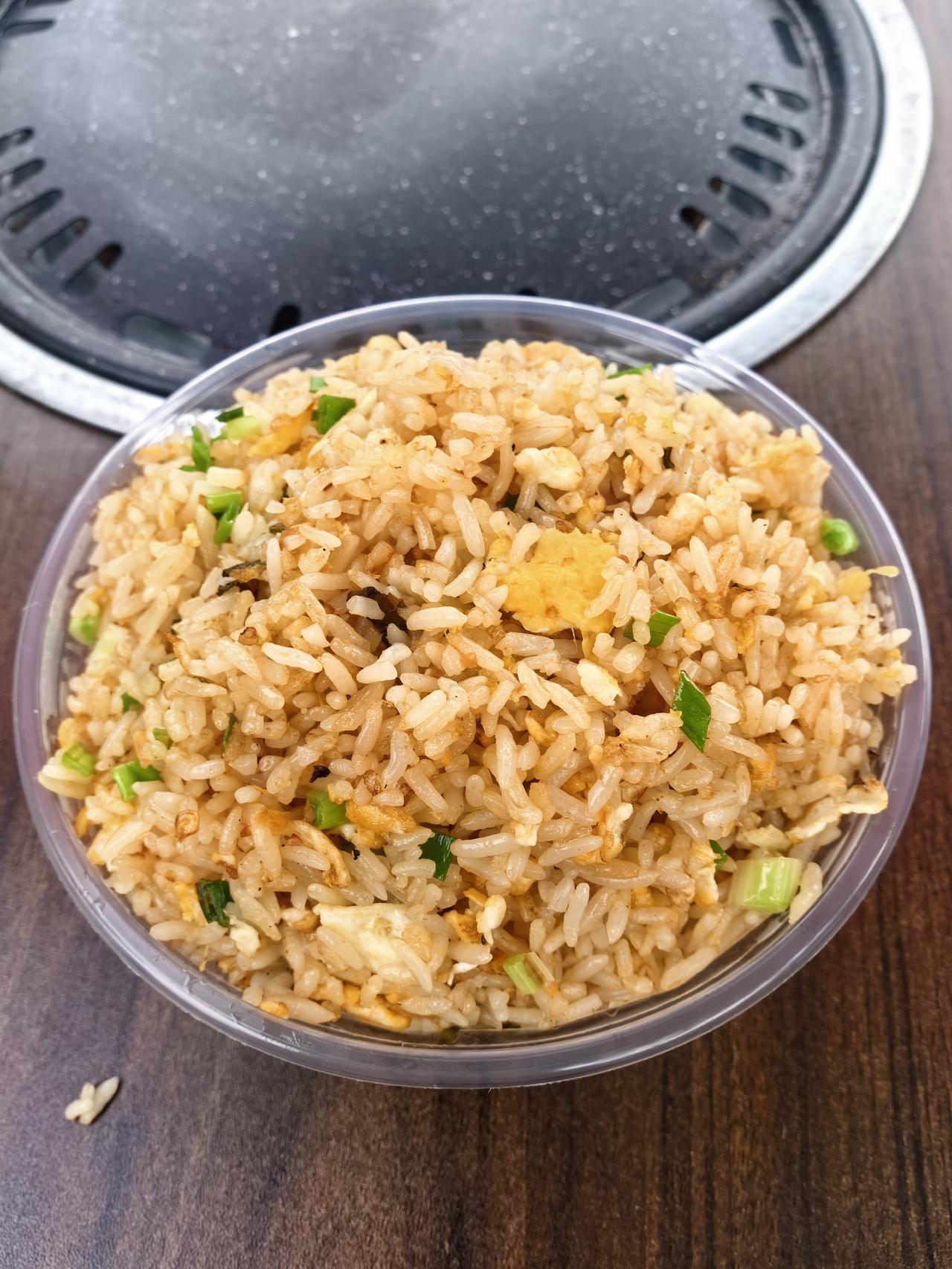 晒晒你手机里最近一张美食照片到贵州旅游，我每次都要吃这里的蛋炒饭，吃起真的香。[