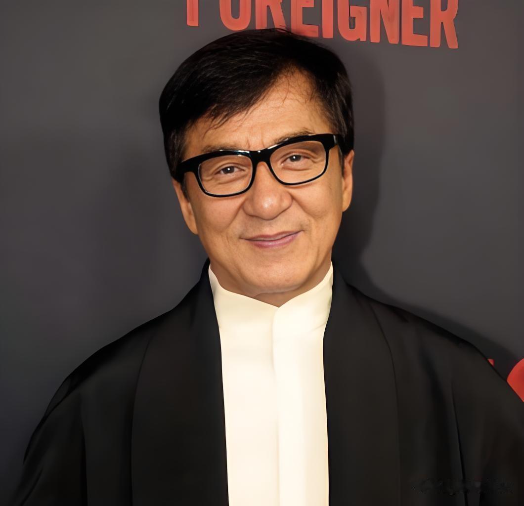成龙在镜头前说了句大实话：我在全世界拍戏，看到太多中国人在海外过得很惨——不